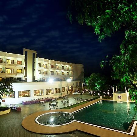 Pluz Resort Silvassa Bagian luar foto